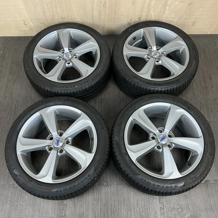 中古 ボルボ V40 ホイール 17×7.5J PCD 5x108 ET52.5 #0002AD021026の実物写真（1枚目）