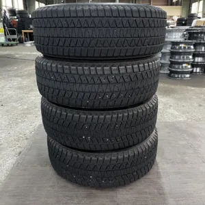中古 BRIDGESTONE BLIZZAK DM-V3 冬用タイヤ 225/65R17 #906T40325の実物写真(1枚目)