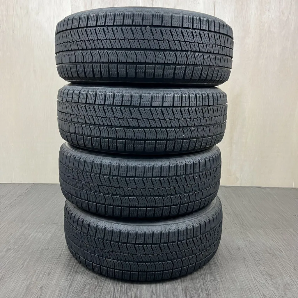 中古 BRIDGESTONE BLIZZAK VRX2 冬用タイヤ 215/60R16 #251T40925の実物写真（1枚目）