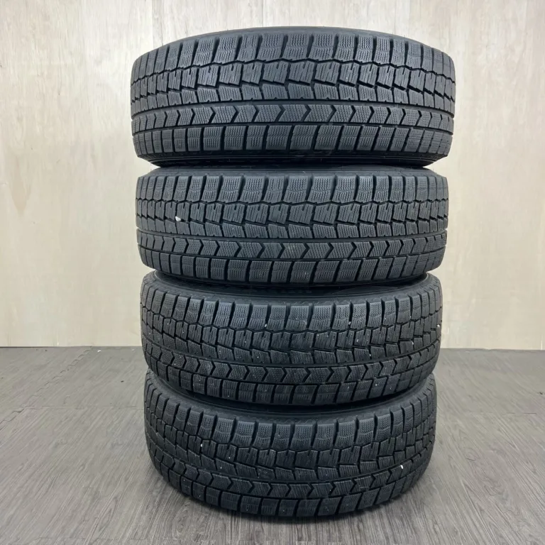 中古 DUNLOP WINTER MAXX WM02 冬用タイヤ 215/60R17 #345T40925の実物写真（1枚目）
