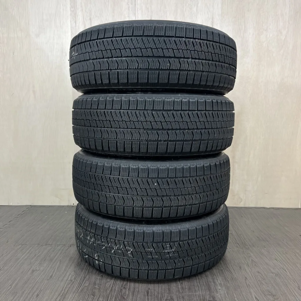 中古 BRIDGESTONE BLIZZAK VRX2 冬用タイヤ 215/60R17 #397T40925の実物写真（1枚目）