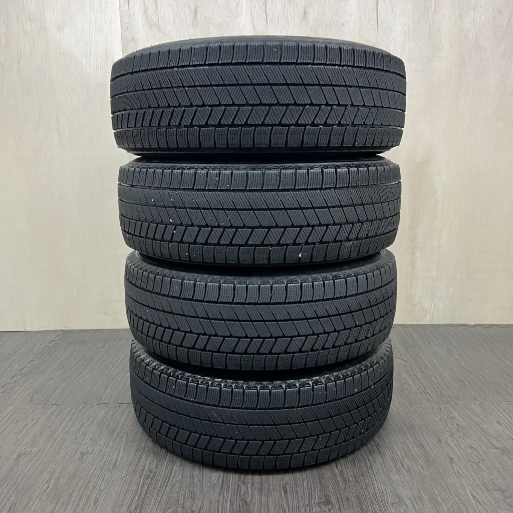 中古 BRIDGESTONE BLIZZAK VRX3 冬用タイヤ 205/65R16 #408T40925の実物写真（1枚目）