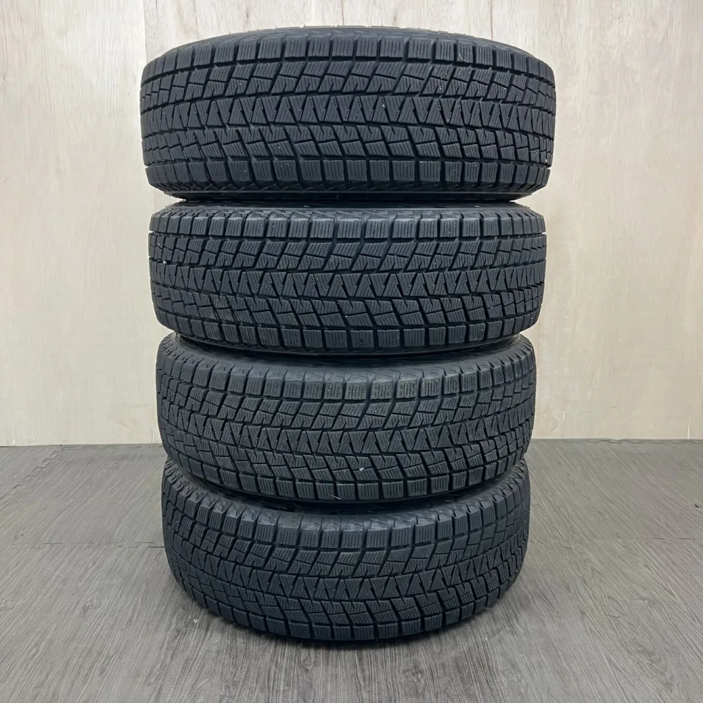 中古 BRIDGESTONE BLIZZAK DM-V1 冬用タイヤ 215/65R16 #419T40925の実物写真（1枚目）
