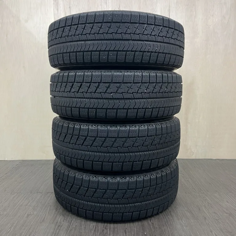 中古 BRIDGESTONE BLIZZAK VRX 冬用タイヤ 215/65R16 #496T40925の実物写真（1枚目）