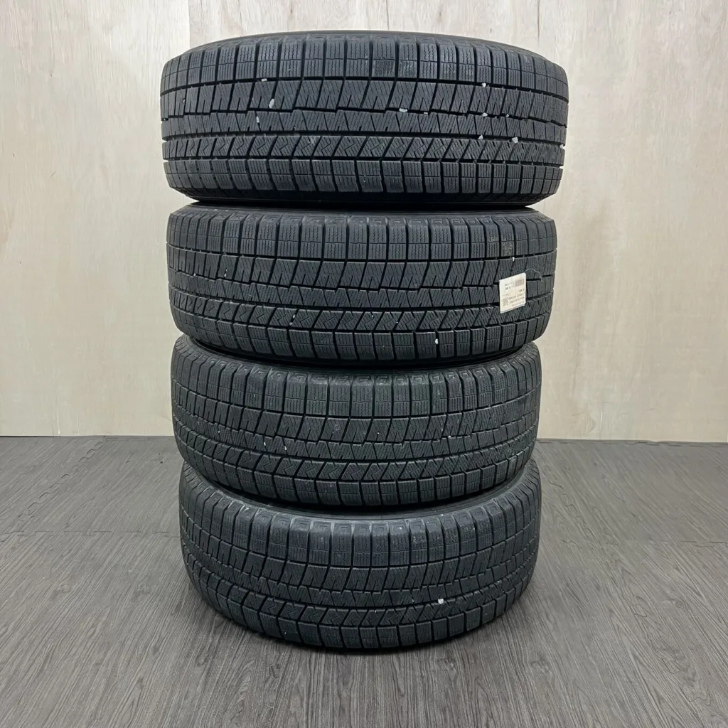 中古 DUNLOP WINTER MAXX WM03 冬用タイヤ 215/60R16 #532T40925の実物写真（1枚目）