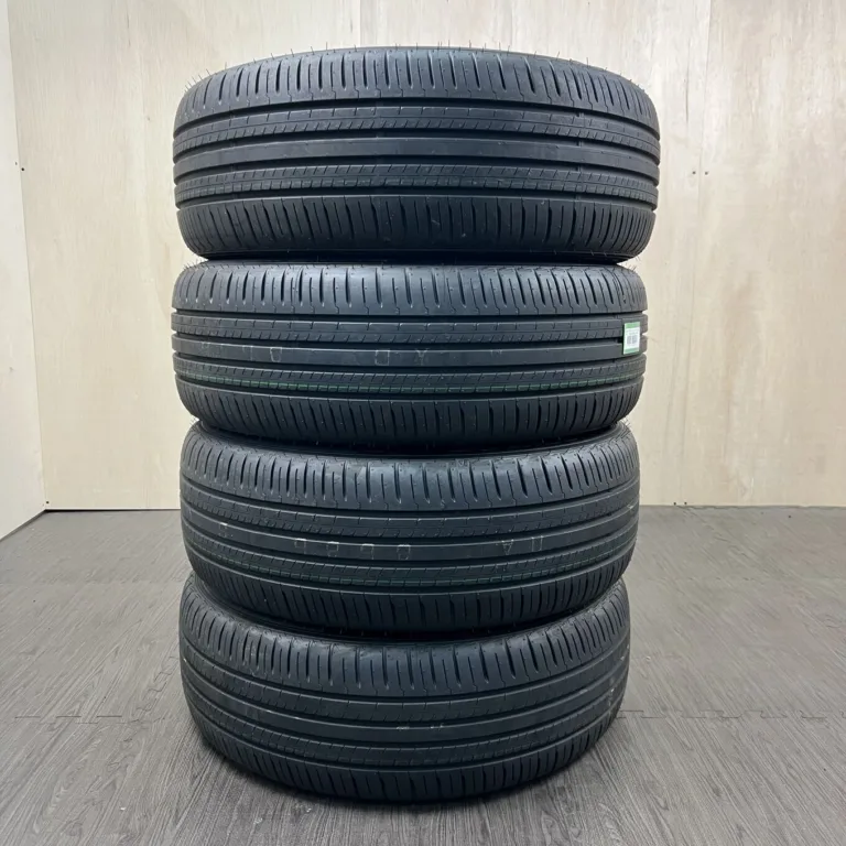 中古 DUNLOP ENASAVE EC300+ サマータイヤ 215/50R18 #6T40426の実物写真（1枚目）
