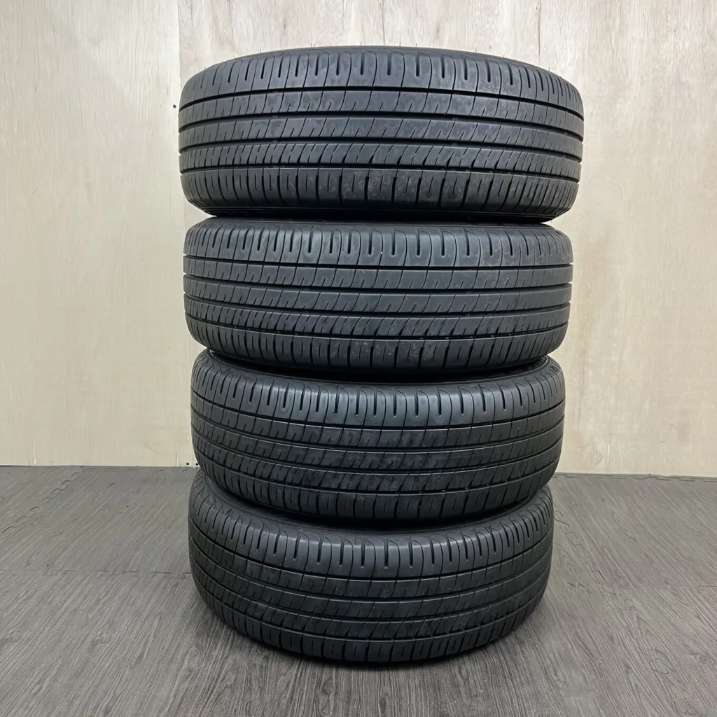中古 DUNLOP ENASAVE EC204 サマータイヤ 215/60R16 #28T40426の実物写真（1枚目）