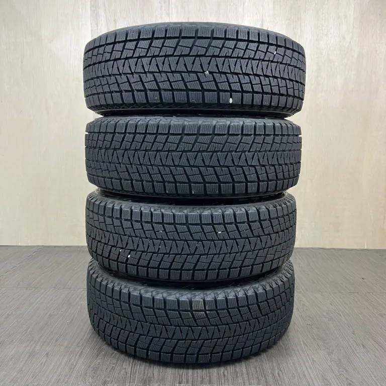 中古 BRIDGESTONE BLIZZAK DM-V1 冬用タイヤ 215/65R16 #45T40426の実物写真（1枚目）