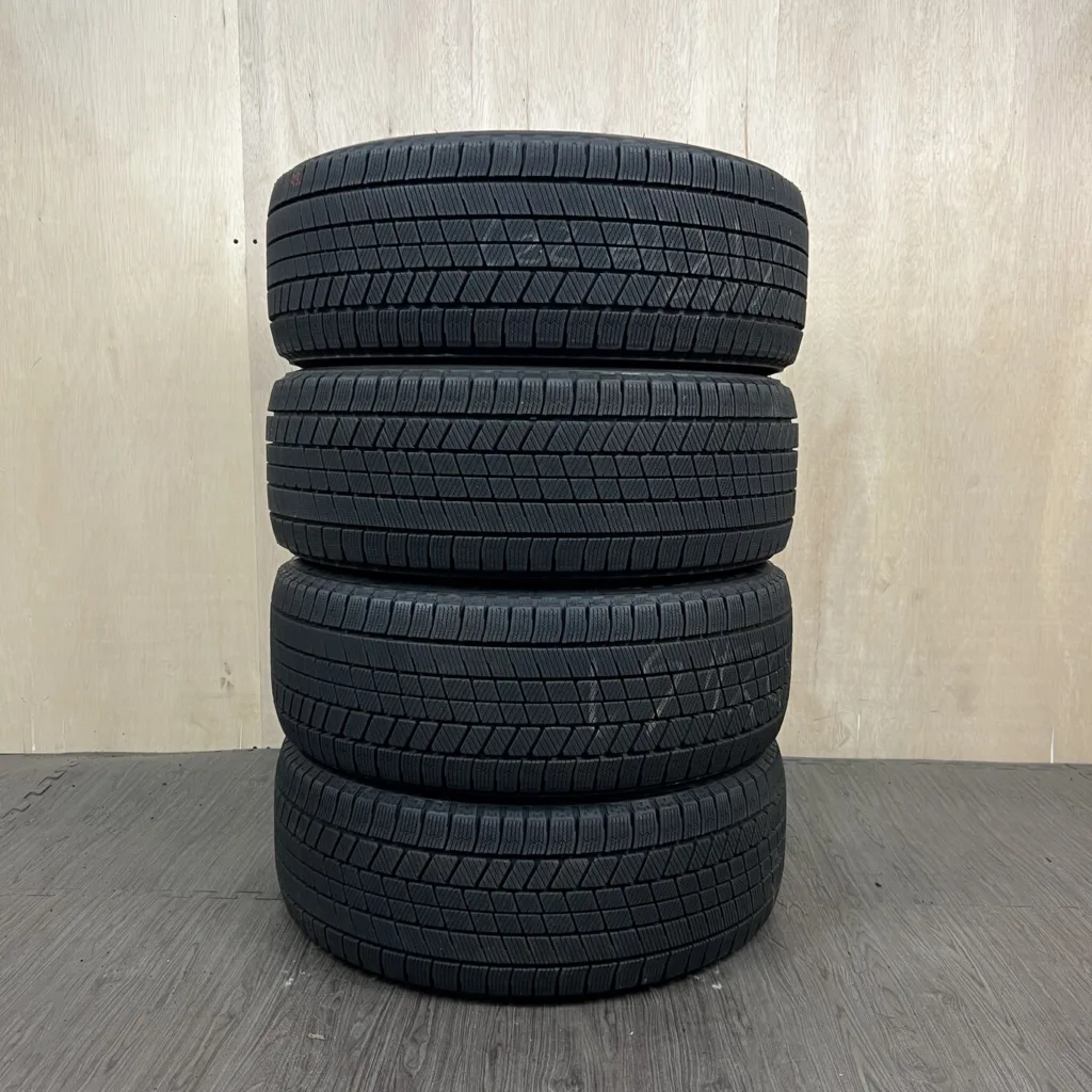 中古 BRIDGESTONE BLIZZAK VRX3 冬用タイヤ 235/45R18 #49T40426の実物写真（1枚目）