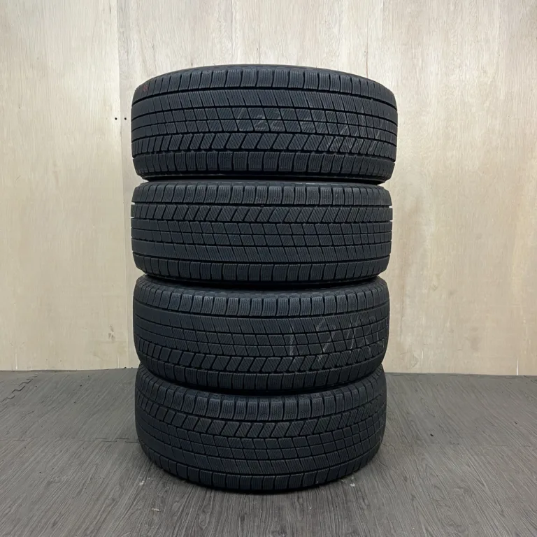 中古 BRIDGESTONE BLIZZAK VRX3 冬用タイヤ 235/45R18 #49T40426の実物写真（1枚目）