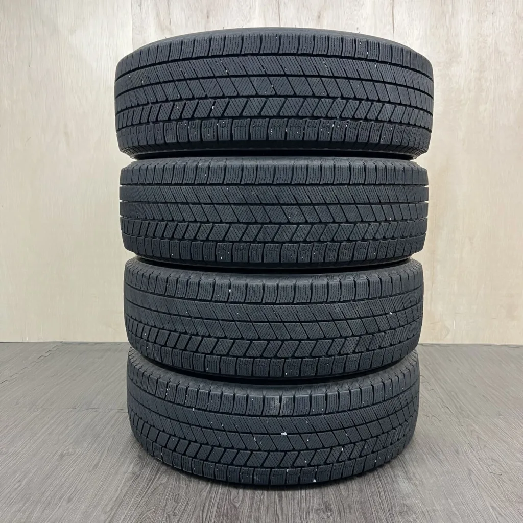 中古 BRIDGESTONE BLIZZAK VRX3 冬用タイヤ 195/60R17 #50T40426の実物写真（1枚目）