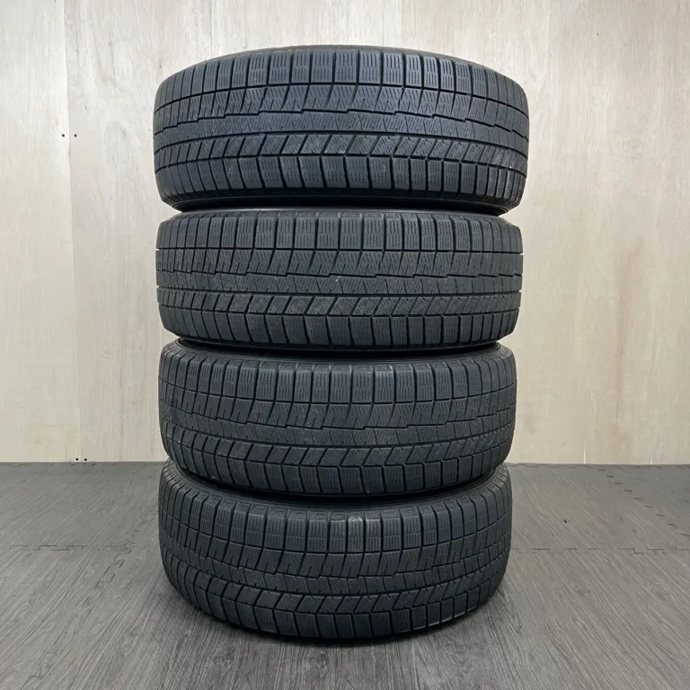 中古 DUNLOP WINTER MAXX WM03 冬用タイヤ 215/55R17 #61T40426の実物写真（1枚目）