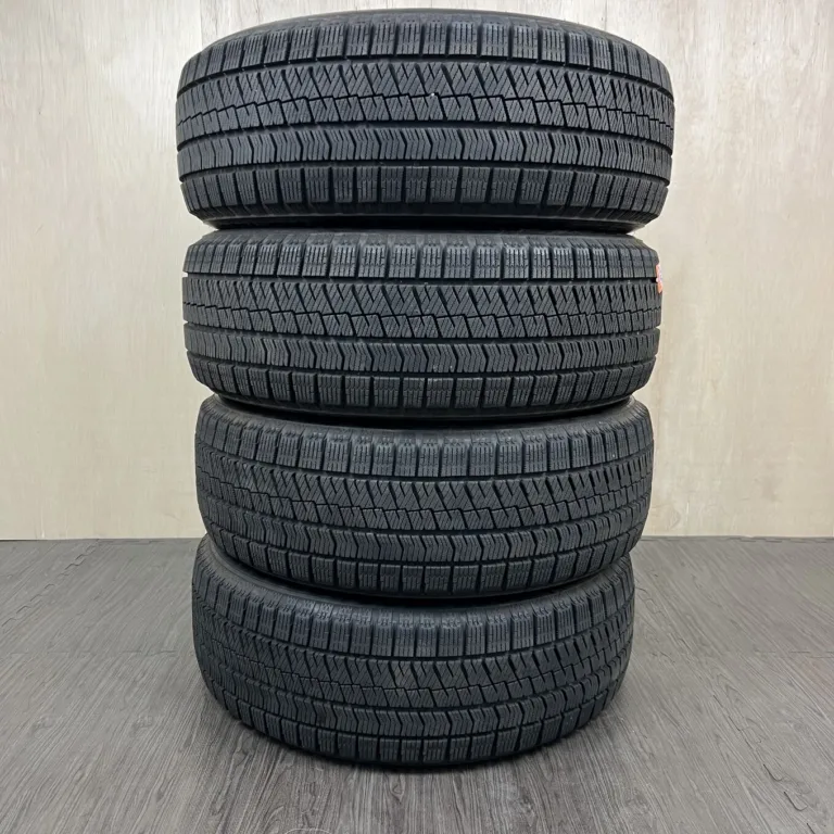 中古 BRIDGESTONE BLIZZAK VRX2 冬用タイヤ 225/60R17 #65T40426の実物写真（1枚目）