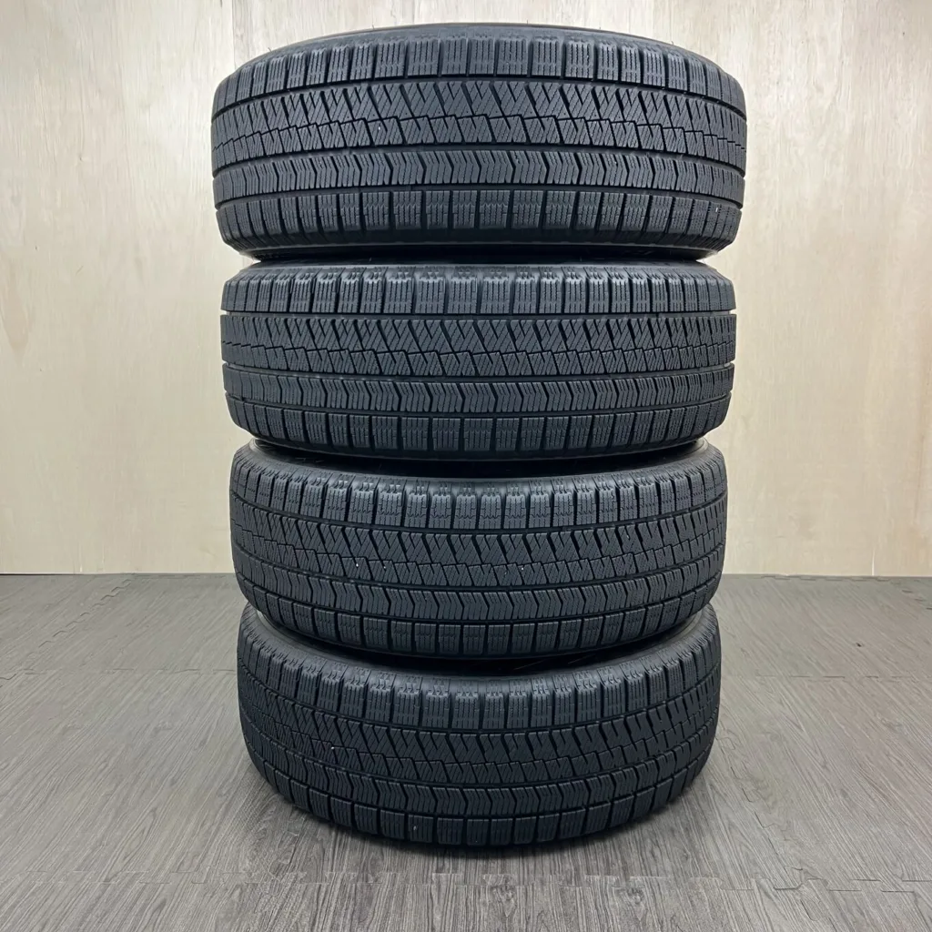中古 BRIDGESTONE BLIZZAK VRX2 冬用タイヤ 225/60R17 #69T40426の実物写真（1枚目）