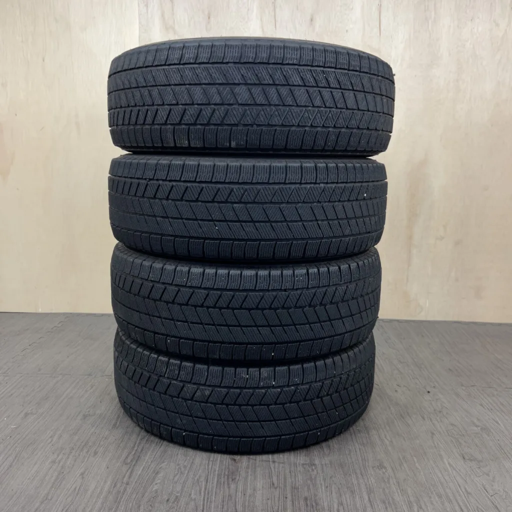 中古 BRIDGESTONE BLIZZAK VRX3 冬用タイヤ 215/65R16 #0527AT0926の実物写真（1枚目）